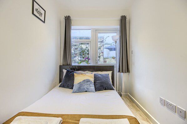 Studio-Superior-Ensuite-Garden view-2