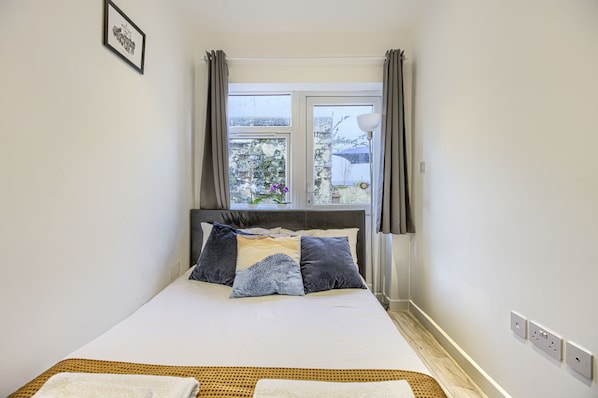 Studio-Superior-Ensuite-Garden view-2