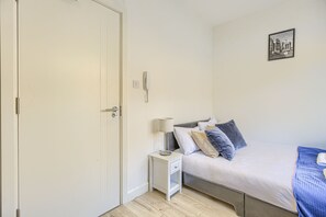 Studio-Deluxe-Ensuite-Garden view-6