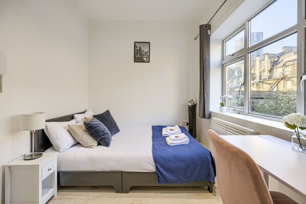 Studio-Deluxe-Ensuite-Garden view-6