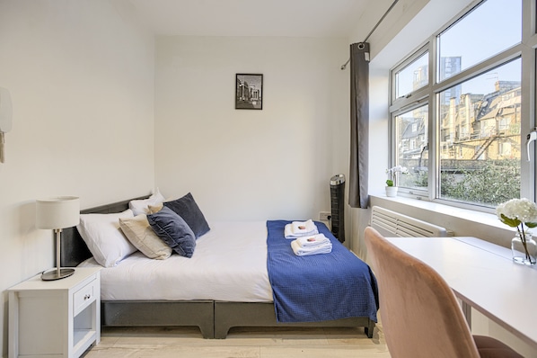Studio-Deluxe-Ensuite-Garden view-6