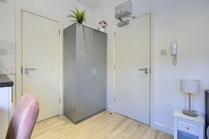 Studio-Deluxe-Ensuite-Garden view-6