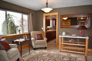 Front sitting area off the kitchen and living room
