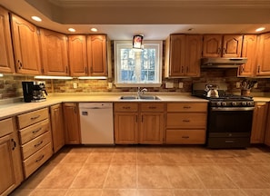 Fully stocked kitchen includes items of blender, lobster pot, hand mixer ++