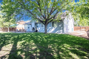 Private PET-FRIENDLY back yard