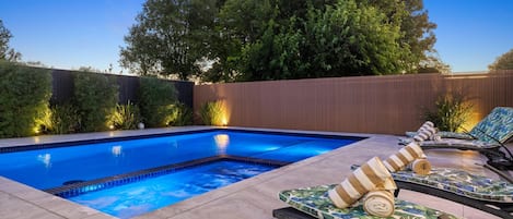 Swimming Pool/Spa/Sun lounge 