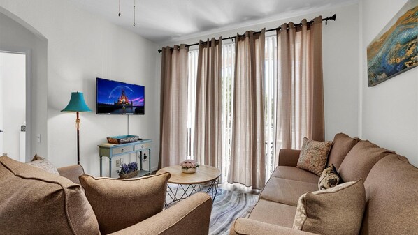Living Room
43" Smart TV