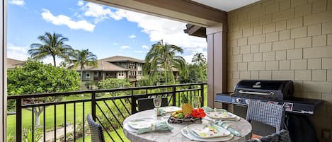 Dinner Table on the Lanai with outdoor grill
