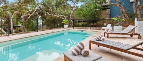 Swimming pool/sun lounge/Pool towels 