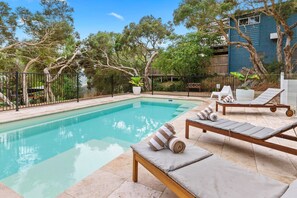 Swimming pool/sun lounge/Pool towels 