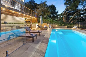Swimming pool/sun lounge/Pool towels 
