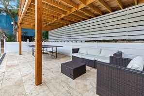 Outdoor Lounge/ Table tennis table 