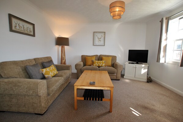 The large lounge is light and fresh. A sofa bed allows for additional guests