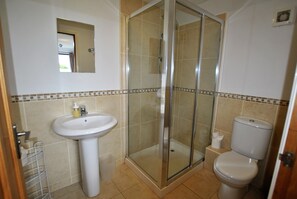 The twin bedroom has an en-suite shower room