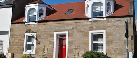Craw’s Nest Cottage is conveniently situated near the centre of Pittenweem and a short walk from the harbour