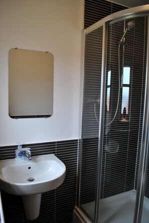 En suite shower room to the master bedroom