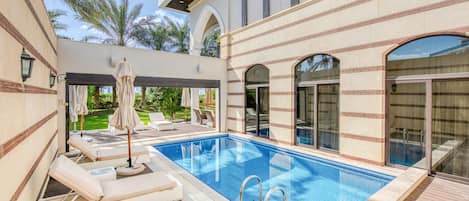 Royal holiday villa with private pool and beach access in Palm Jumeirah Dubai