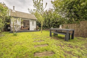 Well Green Cottage, Wenhaston: Outdoor furniture beside the summerhouse