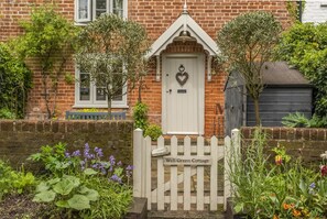 Well Green Cottage: Entrance into the pretty cottage