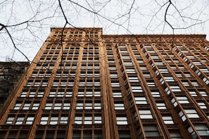 Located in a historic building designed by Daniel Burnham, one of Chicago's most famous architects