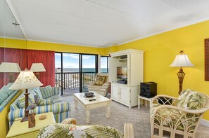 This Bright & Sunny Ocean View condo comfortably sleeps a family of 6!