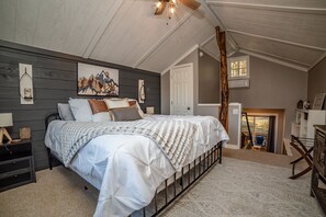 Expansive king bedroom loft, with a beautiful furnishings and comfy bedding!