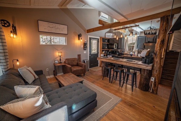 This is not your grandma‘s cabin! Upscale and beautiful furnishings.