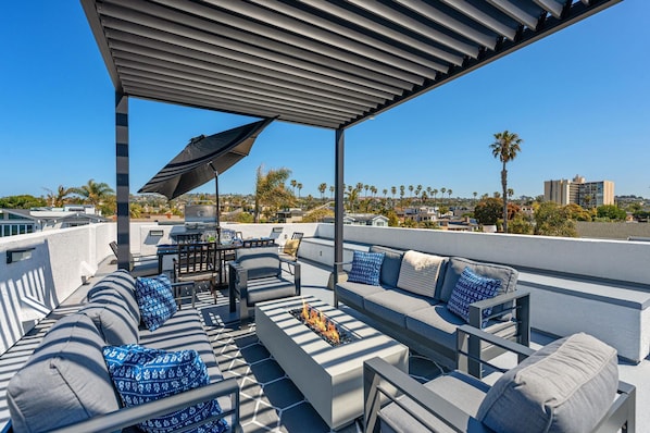 Rooftop deck with lounge & dining table