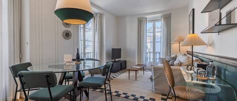 The harmonious and luxurious decoration, and elegant lighting, offer an exclusive living experience. #deluxe #decoration #stunning #andoliving #portugal #pt #lisbon