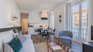 A sophisticated and full of natural light open-plan living room, decorated and equipped with your comfort in mind #luxury #home #decoration #andoliving #portugal #pt #lisbon