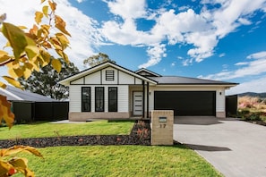 This brand-new, beautifully appointed home is located within a few minutes’ drive of Mudgee’s cafes, shops and art galleries. 
