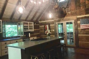 Spacious fully-stocked kitchen and breakfast nook