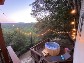 Hot Tub on Private Deck. Jacuzzi with 30 jets.....