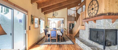 living room w/dining table