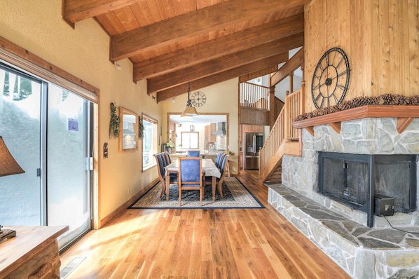 living room w/dining table