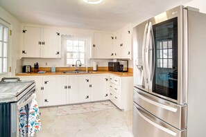 Kitchen | Cooking Basics | Coffee Maker | Dining Table