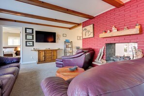 Living Room | 1st Floor | Central Heating & A/C| Smart TV | Free WiFi