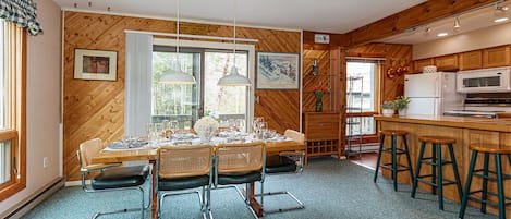 The gorgeous dining area opening onto the deck with its amazing mountain views