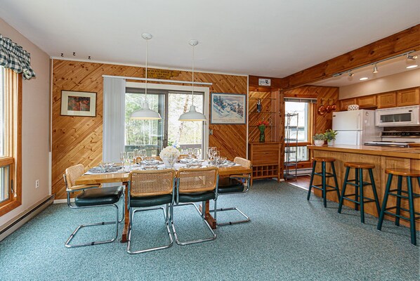 The gorgeous dining area opening onto the deck with its amazing mountain views