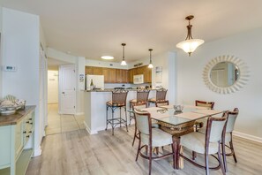 Dining Area and Bar