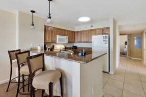 Kitchen & Bar Area