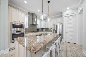 Fully Stocked Kitchen w/Bar Seating for 4