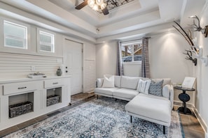 06 726 12 Blake Avenue006