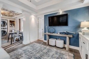 09 726 12 Blake Avenue009