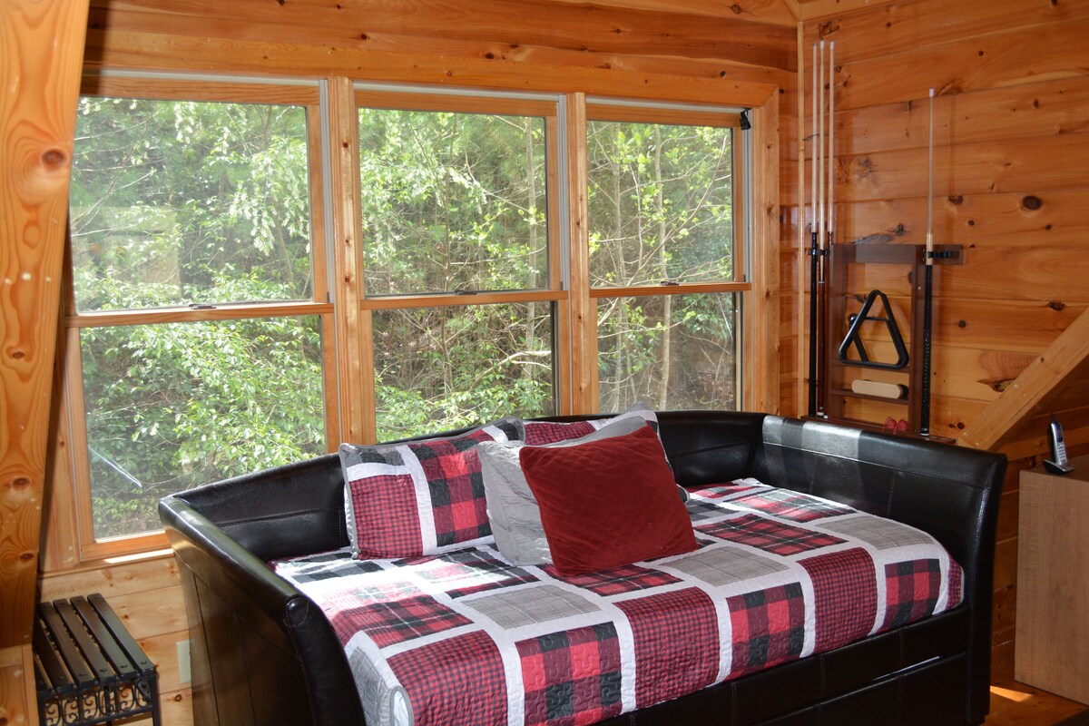 Riverfront cabin with WiFi, 2 fireplaces, game room, pool table and hot tub.