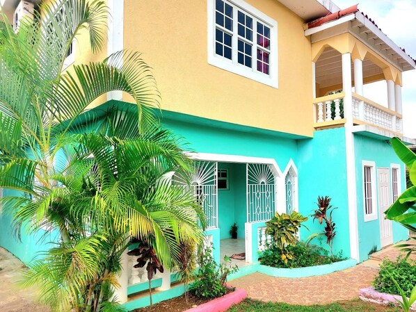 The colorful Villa Anita invites you, your family and friends to relax. 