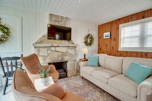 Living Room | Cable TV | Free WiFi | Fireplace