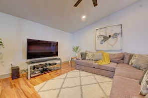 Living Room | Smart TV | Free WiFi | Screened Porch Access