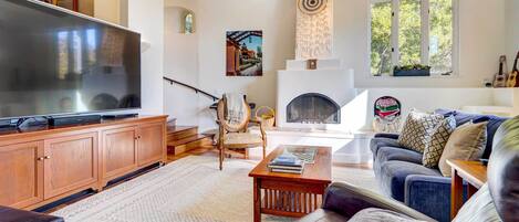Oakland Vacation Rental | 4BR | 2.BA | Stairs to Access | 3,200 Sq Ft