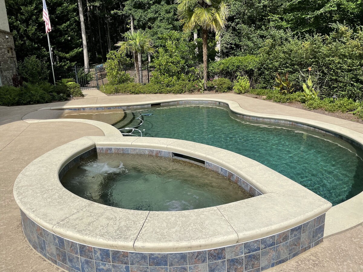 Vacation Resort:  Heated Pool,  Spa, Gym, Kitchen, Laundry, in Tranquil Setting